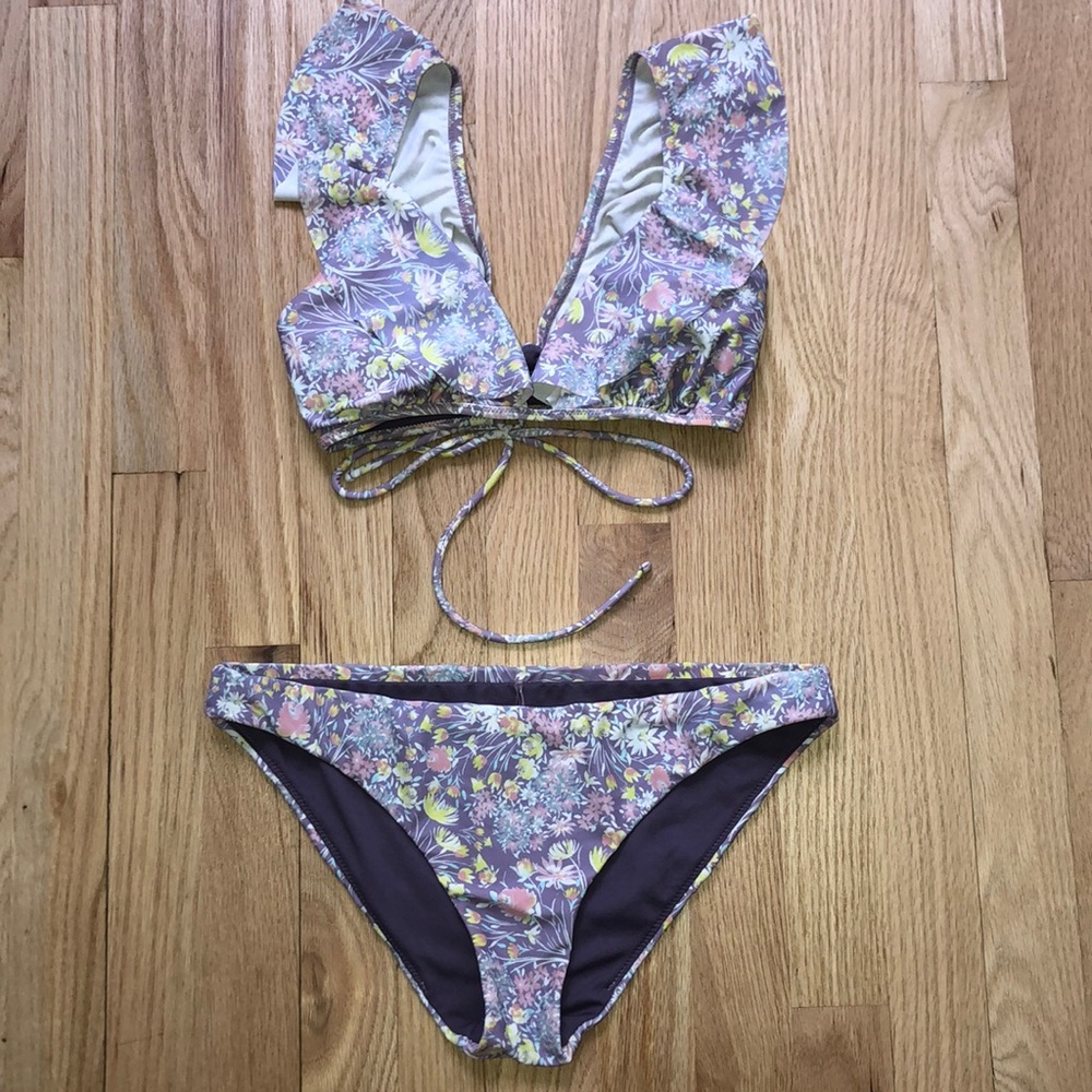 M size Raisins ruffles swimsuit pale print purple